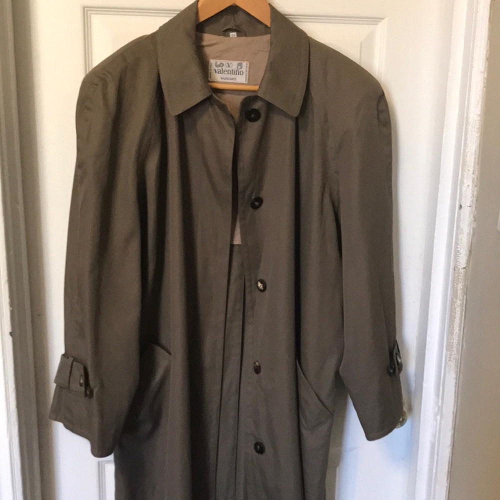 Valentino, Beautiful and classy ladies and young women Raincoat. Size 44.